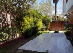 jardin y estacionamiento